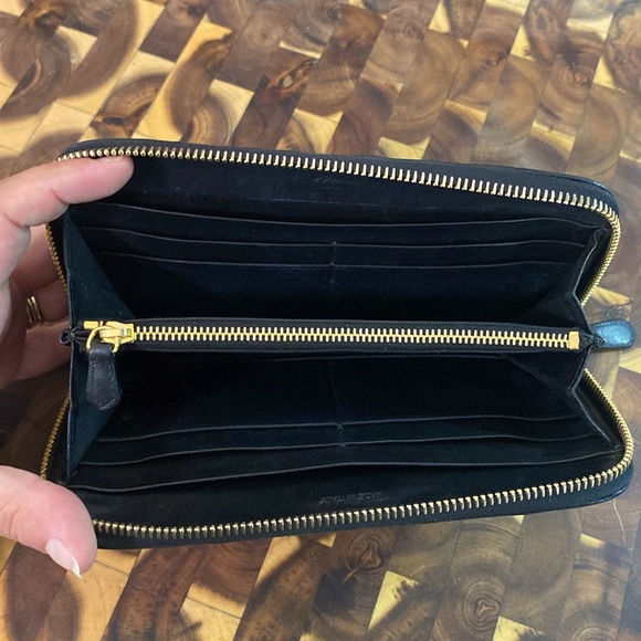 Authentic Prada wallet - Picture 5 of 8